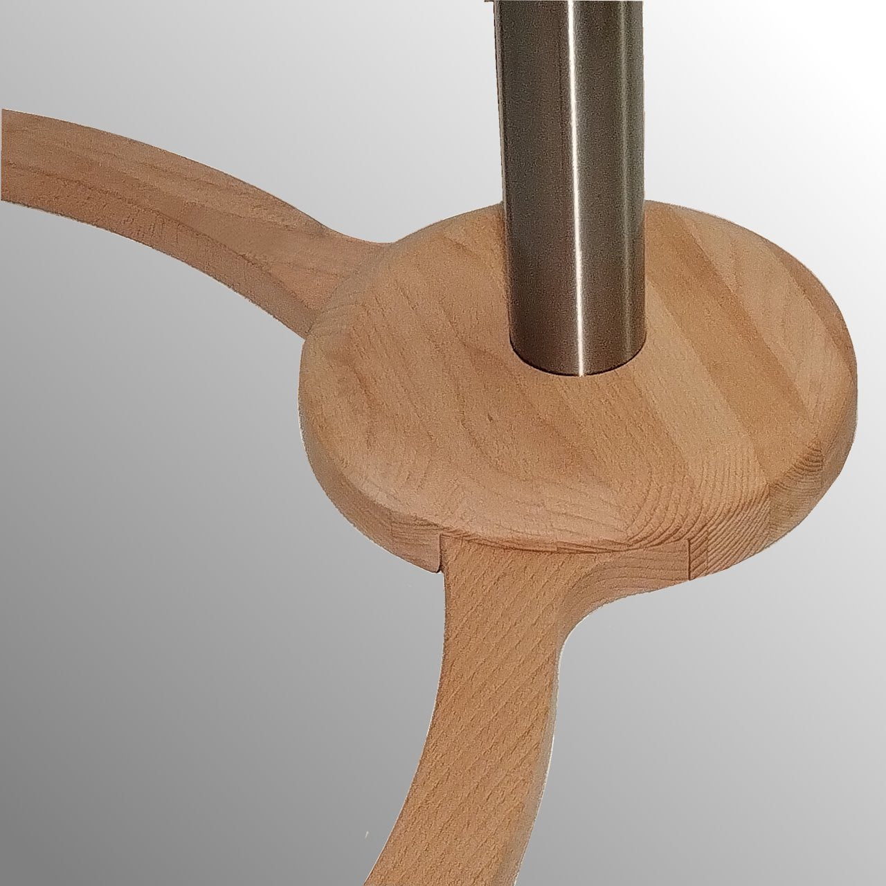 Lapdesk la base in legno massicio con le gambe e la strututra in acciaio facilità di inserimento sotto qualòsiasi elemento di arredamento divani poltrone sofa letti
