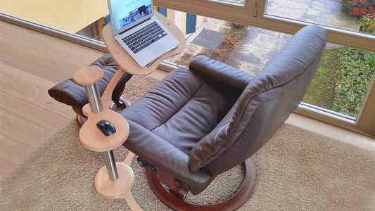 LapDesk è studiato per adattarsi a poltrone con base tonda come le Stressless di Ekornes, trasformando la poltrona relax in una ergonomica e versatile postazione per laptop e notebook