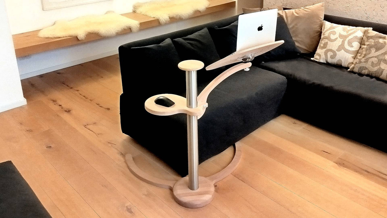 LapDesk supporto per laptop adatto a sofa e divani si infila facilmente richiedendo 3cm di spazio oppure lo posizioni sull'angolo per mobili a filo pavimento