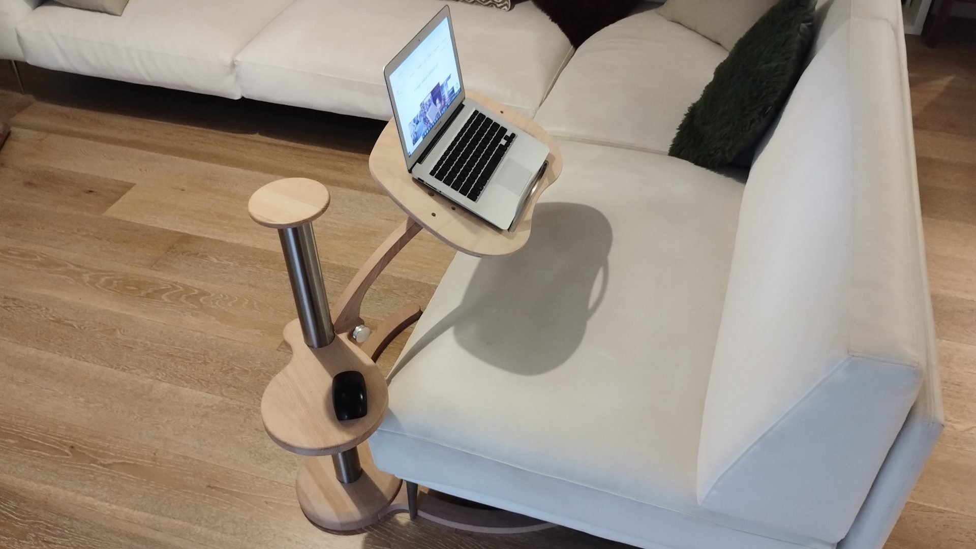 Carica il video: Questo video illustra le capacità di regolazione infinite del LapDesk. Il supporto per laptop che trasforma il tuo divano, poltrona, letto in unaergonomica postazione per computer portatile