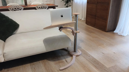 LapDesk è il supporto tavolino per laptop che trasforma il tuo living in un posto per lavorare comunicare intrattenerti con laptop notebookm o tablet PC, Ipad ma anche e-book reader, Kindle, libri tradizionali di carta.